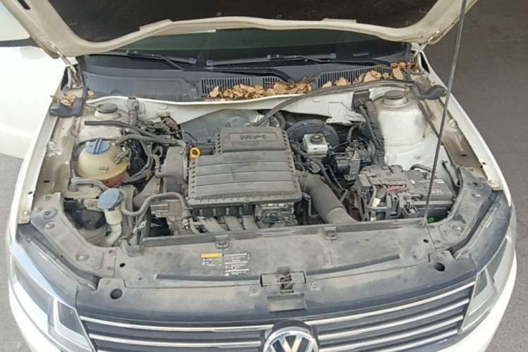 Used Volkswagen Gran Lavida 2015 1.6L Automatic Fashion Edition Engine Bay