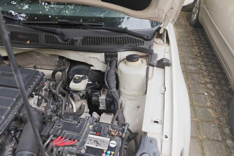 Used Volkswagen Gran Lavida 2015 1.6L Automatic Comfort Edition Engine Bay Left
