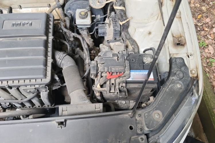Used Volkswagen Gran Lavida 2015 1.6L Automatic Comfort Edition Engine Bay Left