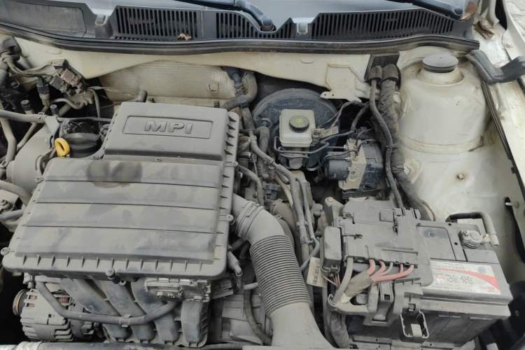 Used Volkswagen Gran Lavida 2015 1.6L Automatic Fashion Edition Engine Bay Left