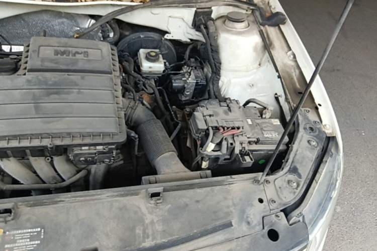 Used Volkswagen Gran Lavida 2015 1.6L Automatic Fashion Edition Engine Bay Left