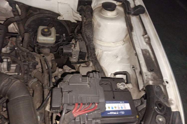 Used Volkswagen Gran Lavida 2015 1.6L Automatic Comfort Edition Engine Bay Left
