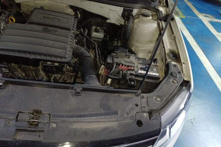 Used Volkswagen Gran Lavida 2015 1.6L Automatic Comfort Edition Engine Bay Left