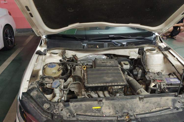 Used Volkswagen Gran Lavida 2015 1.6L Automatic Fashion Edition Engine Bay Right