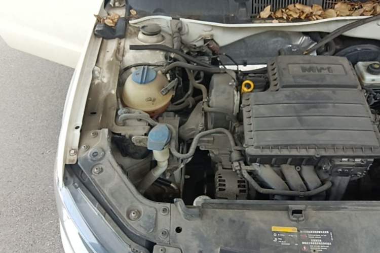 Used Volkswagen Gran Lavida 2015 1.6L Automatic Fashion Edition Engine Bay Right