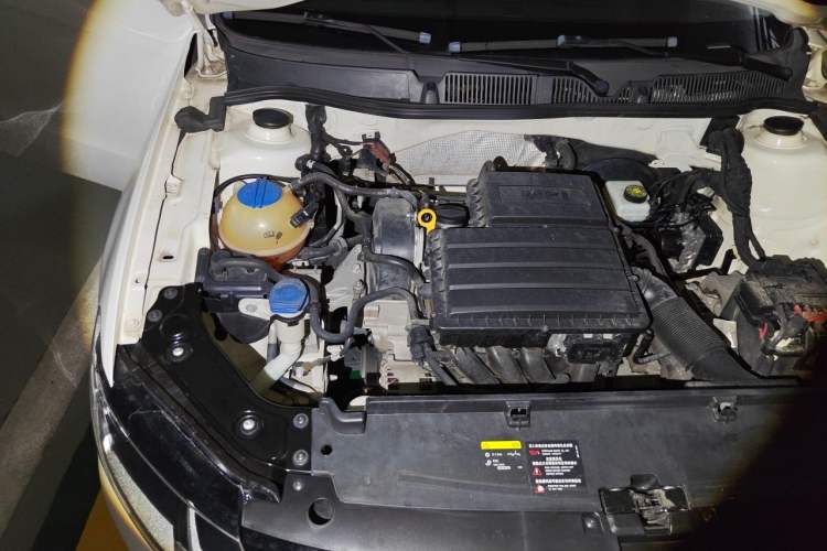 Used Volkswagen Gran Lavida 2015 1.6L Automatic Comfort Edition Engine Bay Right