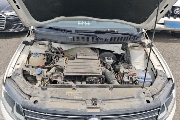 Used Volkswagen Gran Lavida 2015 1.6L Automatic Fashion Edition Engine Bay