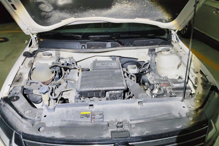 Used Volkswagen Gran Lavida 2015 1.6L Manual Comfort Edition Engine Bay