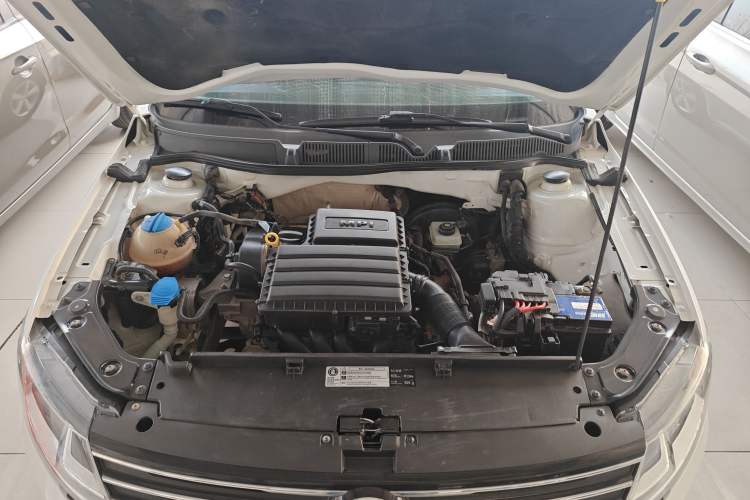 Used Volkswagen Gran Lavida 2015 1.6L Automatic Fashion Edition Engine Bay