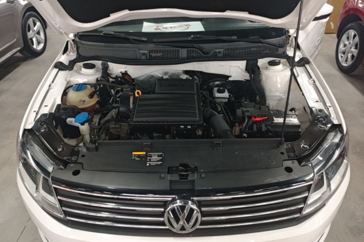 Used Volkswagen Gran Lavida 2015 1.6L Automatic Fashion Edition Engine Bay