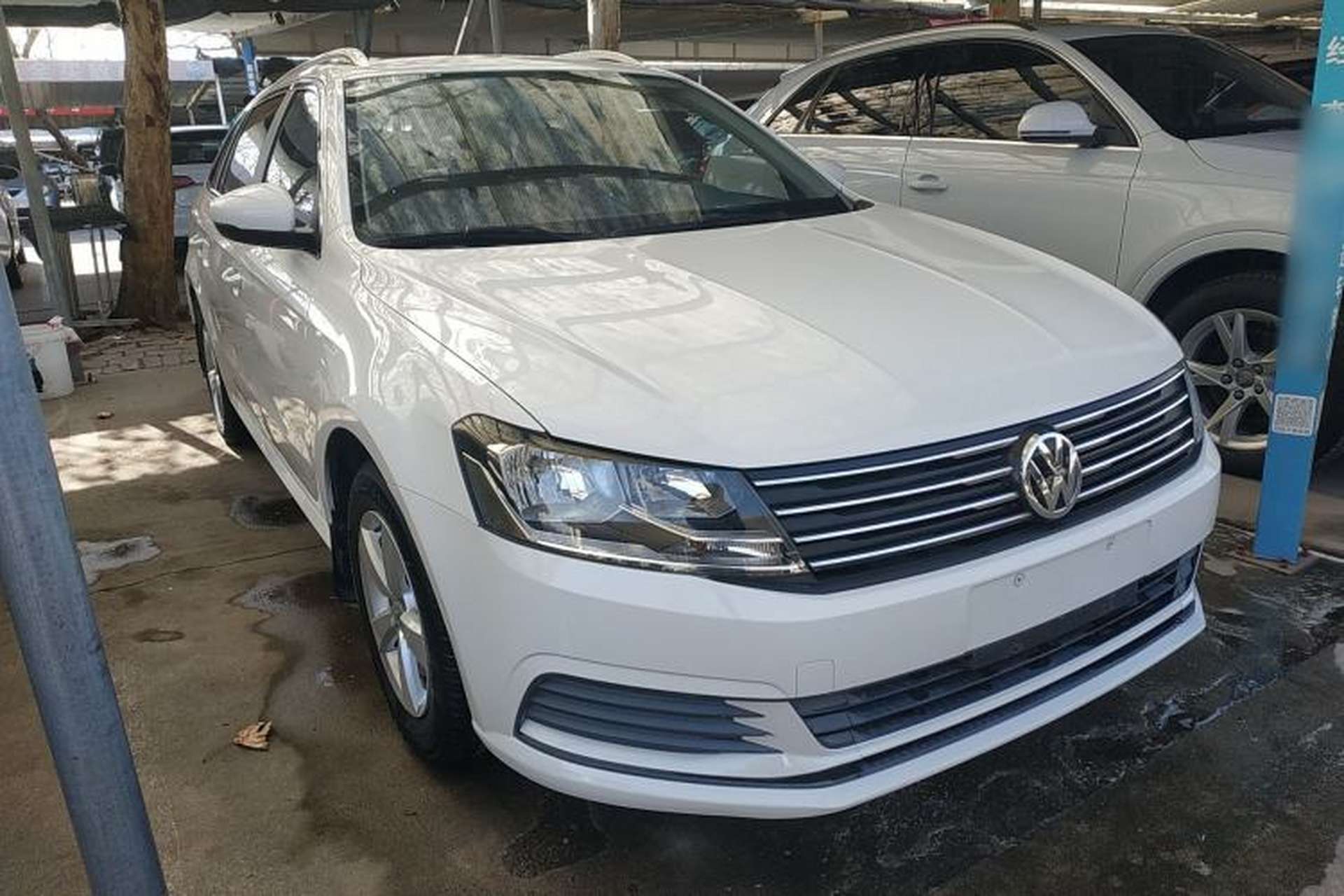 Used Volkswagen Gran Lavida 2015 1.6L Manual Fashion Edition Exterior 1