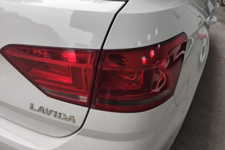 Used Volkswagen Gran Lavida 2015 1.6L Automatic Fashion Edition Exterior 1