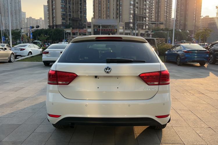 Used Volkswagen Gran Lavida 2015 1.6L Automatic Fashion Edition Exterior 4
