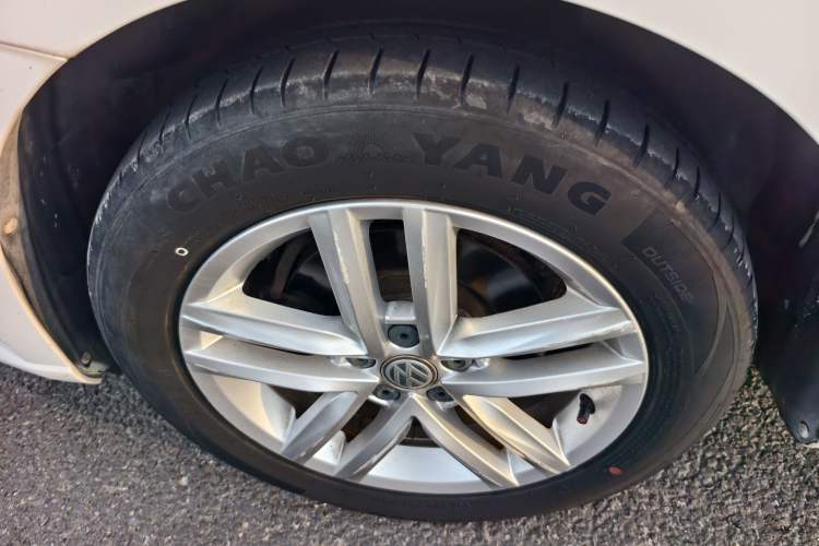 Used Volkswagen Gran Lavida 2015 1.6L Manual Comfort Edition Exterior 5