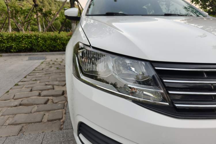 Used Volkswagen Gran Lavida 2015 1.6L Automatic Fashion Edition Exterior 7