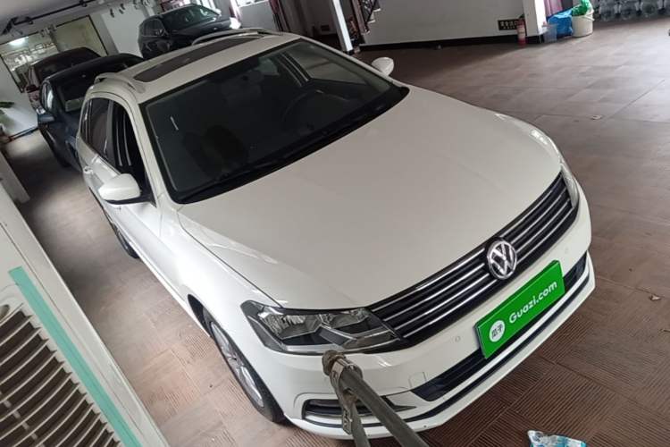 Used Volkswagen Gran Lavida 2015 230TSI DSG Comfort Edition Front Right 45 Deg