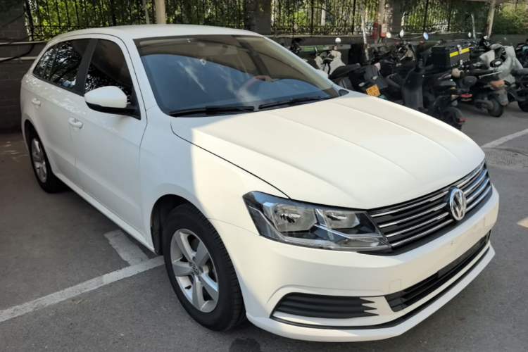 Used Volkswagen Gran Lavida 2015 1.6L Automatic Fashion Edition Front Right 45 Deg