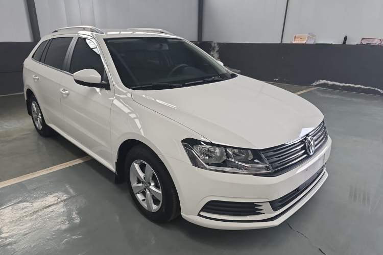 Used Volkswagen Gran Lavida 2015 1.6L Automatic Fashion Edition Front Right 45 Deg