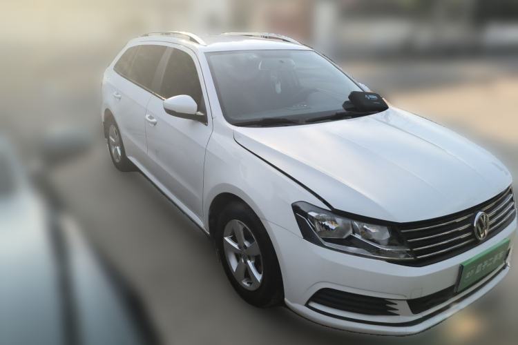 Used Volkswagen Gran Lavida 2015 1.6L Automatic Fashion Edition Front Right 45 Deg