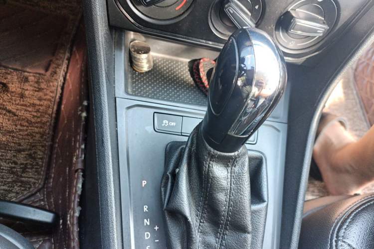 Used Volkswagen Gran Lavida 2015 1.6L Automatic Fashion Edition Gear Lever