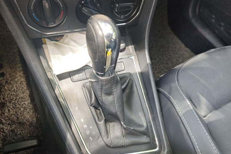 Used Volkswagen Gran Lavida 2015 1.6L Automatic Comfort Edition Gear Lever
