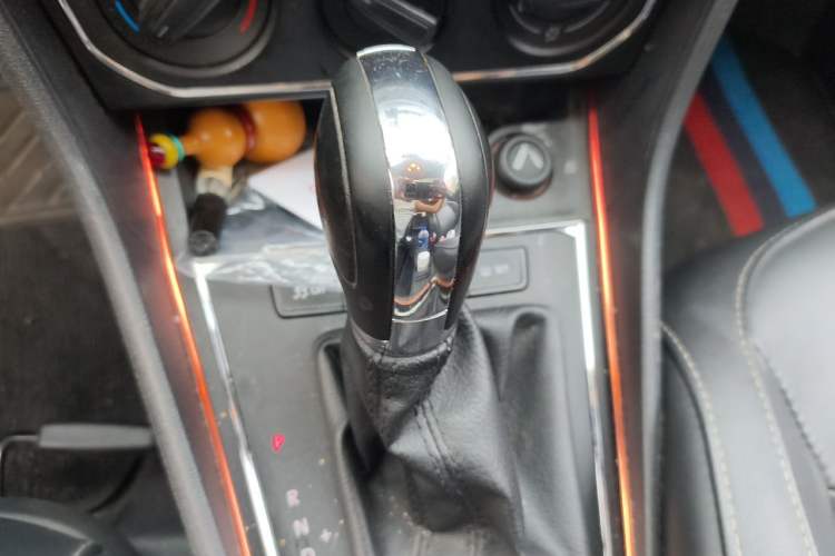 Used Volkswagen Gran Lavida 2015 1.6L Automatic Comfort Edition Gear Lever