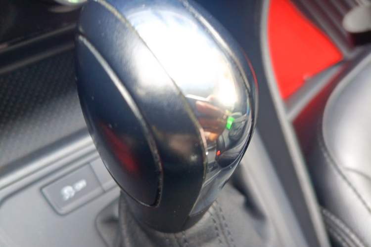 Used Volkswagen Gran Lavida 2015 1.6L Automatic Fashion Edition Gear Lever