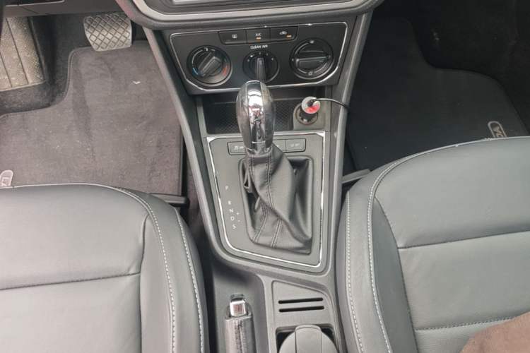 Used Volkswagen Gran Lavida 2015 1.6L Automatic Comfort Edition Gear Lever