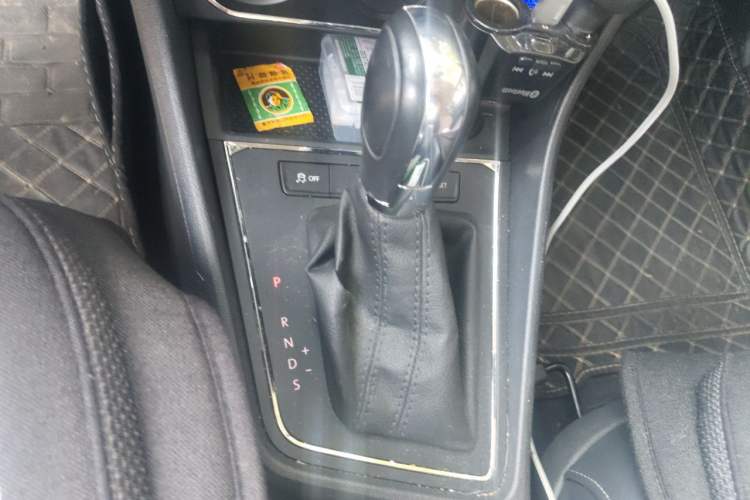 Used Volkswagen Gran Lavida 2015 1.6L Automatic Comfort Edition Gear Lever