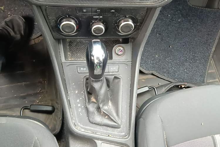 Used Volkswagen Gran Lavida 2015 1.6L Automatic Fashion Edition Gear Lever