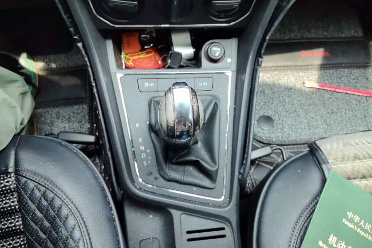 Used Volkswagen Gran Lavida 2015 1.6L Automatic Comfort Edition Gear Lever