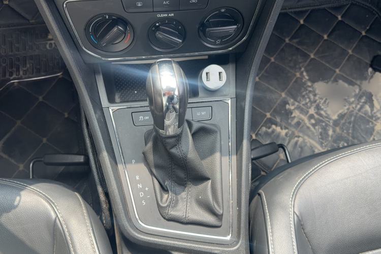 Used Volkswagen Gran Lavida 2015 1.6L Automatic Comfort Edition Gear Lever