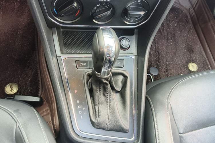 Used Volkswagen Gran Lavida 2015 1.6L Automatic Comfort Edition Gear Lever