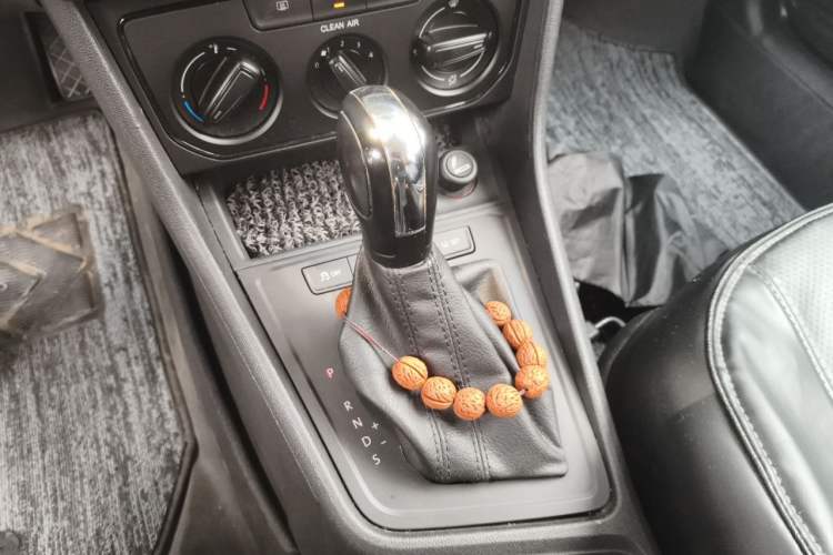 Used Volkswagen Gran Lavida 2015 1.6L Automatic Fashion Edition Gear Lever