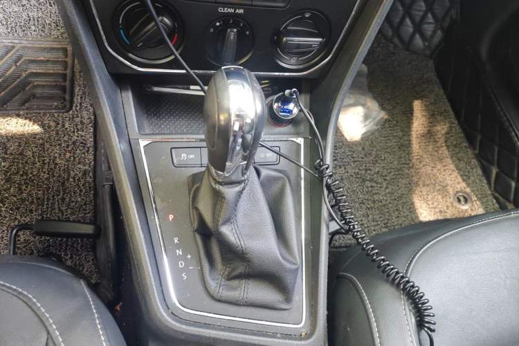 Used Volkswagen Gran Lavida 2015 1.6L Automatic Comfort Edition Gear Lever