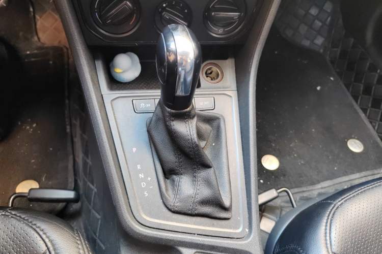 Used Volkswagen Gran Lavida 2015 1.6L Automatic Comfort Edition Gear Lever