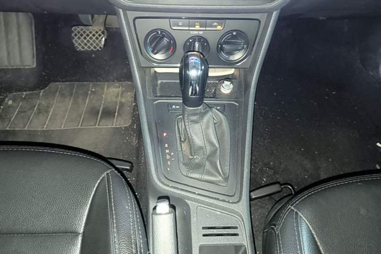 Used Volkswagen Gran Lavida 2015 1.6L Automatic Fashion Edition Gear Lever
