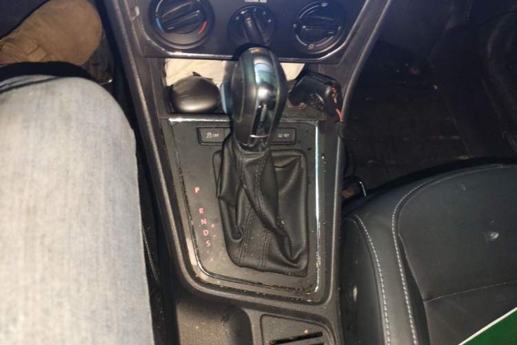 Used Volkswagen Gran Lavida 2015 1.6L Automatic Comfort Edition Gear Lever