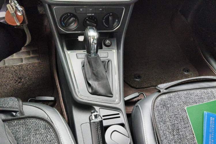 Used Volkswagen Gran Lavida 2015 1.6L Automatic Comfort Edition Gear Lever