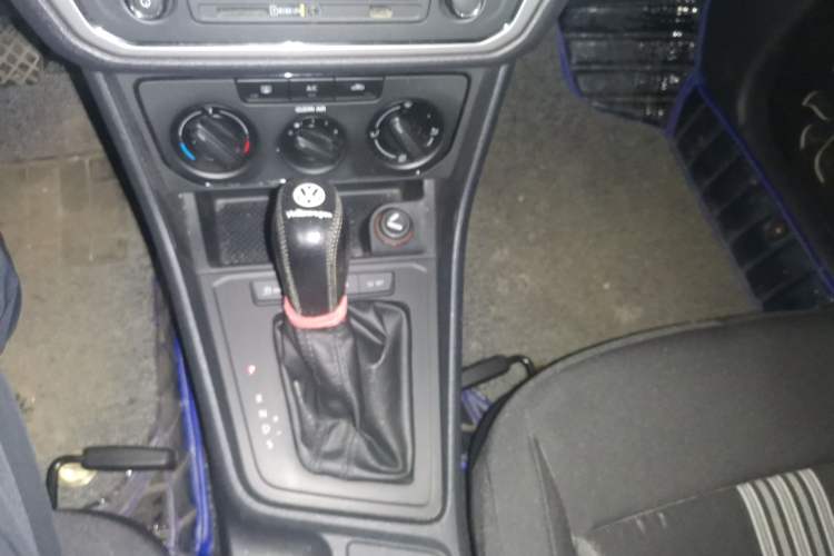 Used Volkswagen Gran Lavida 2015 1.6L Automatic Fashion Edition Gear Lever