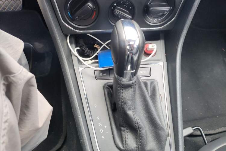 Used Volkswagen Gran Lavida 2015 1.6L Automatic Comfort Edition Gear Lever