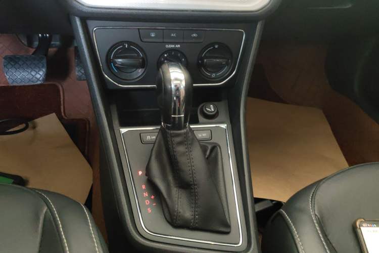 Used Volkswagen Gran Lavida 2015 1.6L Automatic Comfort Edition Gear Lever