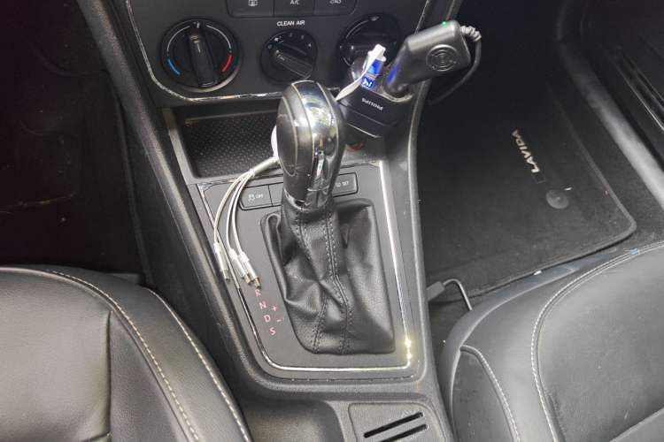Used Volkswagen Gran Lavida 2015 1.6L Automatic Comfort Edition Gear Lever