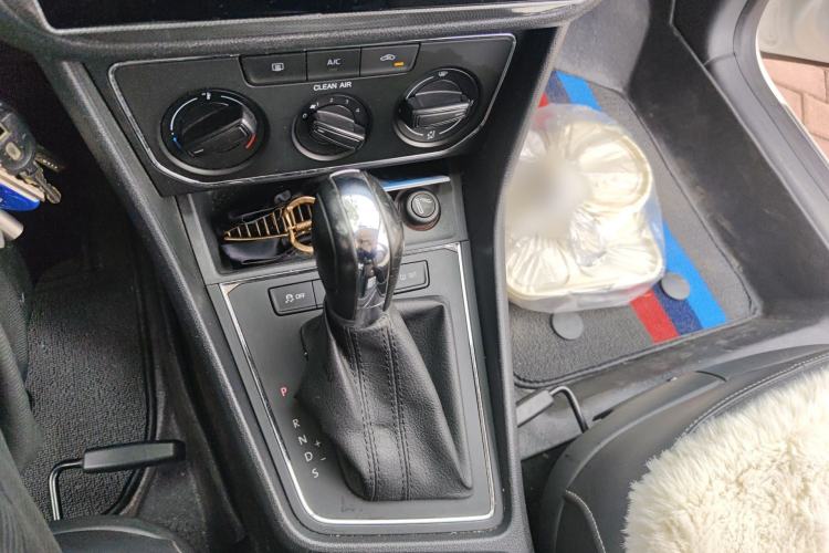 Used Volkswagen Gran Lavida 2015 1.6L Automatic Comfort Edition Gear Lever