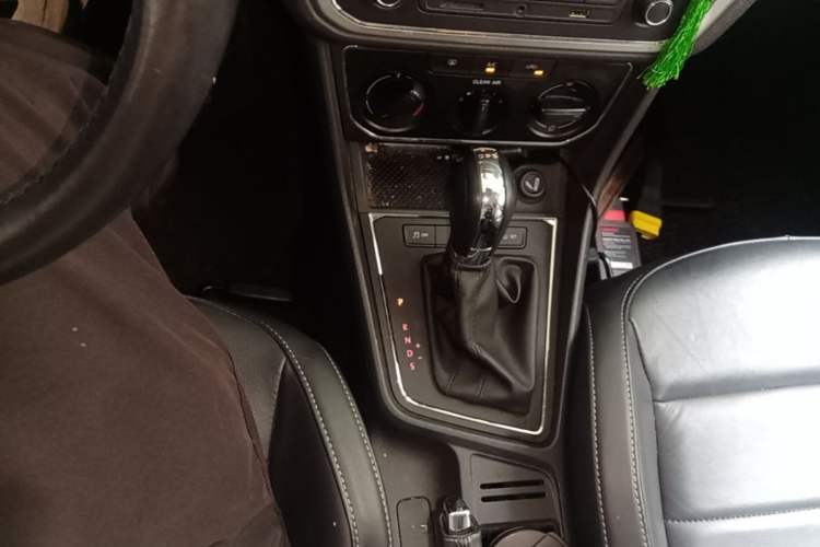 Used Volkswagen Gran Lavida 2015 230TSI DSG Comfort Edition Gear Lever