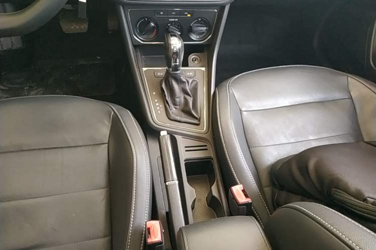 Used Volkswagen Gran Lavida 2015 1.6L Automatic Comfort Edition Gear Lever