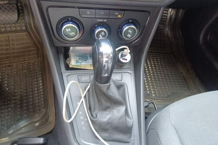 Used Volkswagen Gran Lavida 2015 1.6L Automatic Fashion Edition Gear Lever