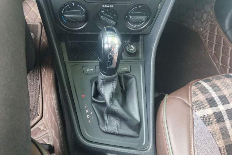 Used Volkswagen Gran Lavida 2015 1.6L Automatic Fashion Edition Gear Lever