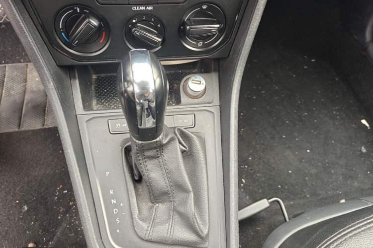 Used Volkswagen Gran Lavida 2015 1.6L Automatic Fashion Edition Gear Lever