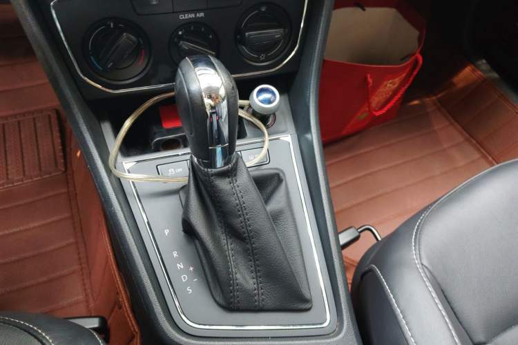 Used Volkswagen Gran Lavida 2015 1.6L Automatic Comfort Edition Gear Lever